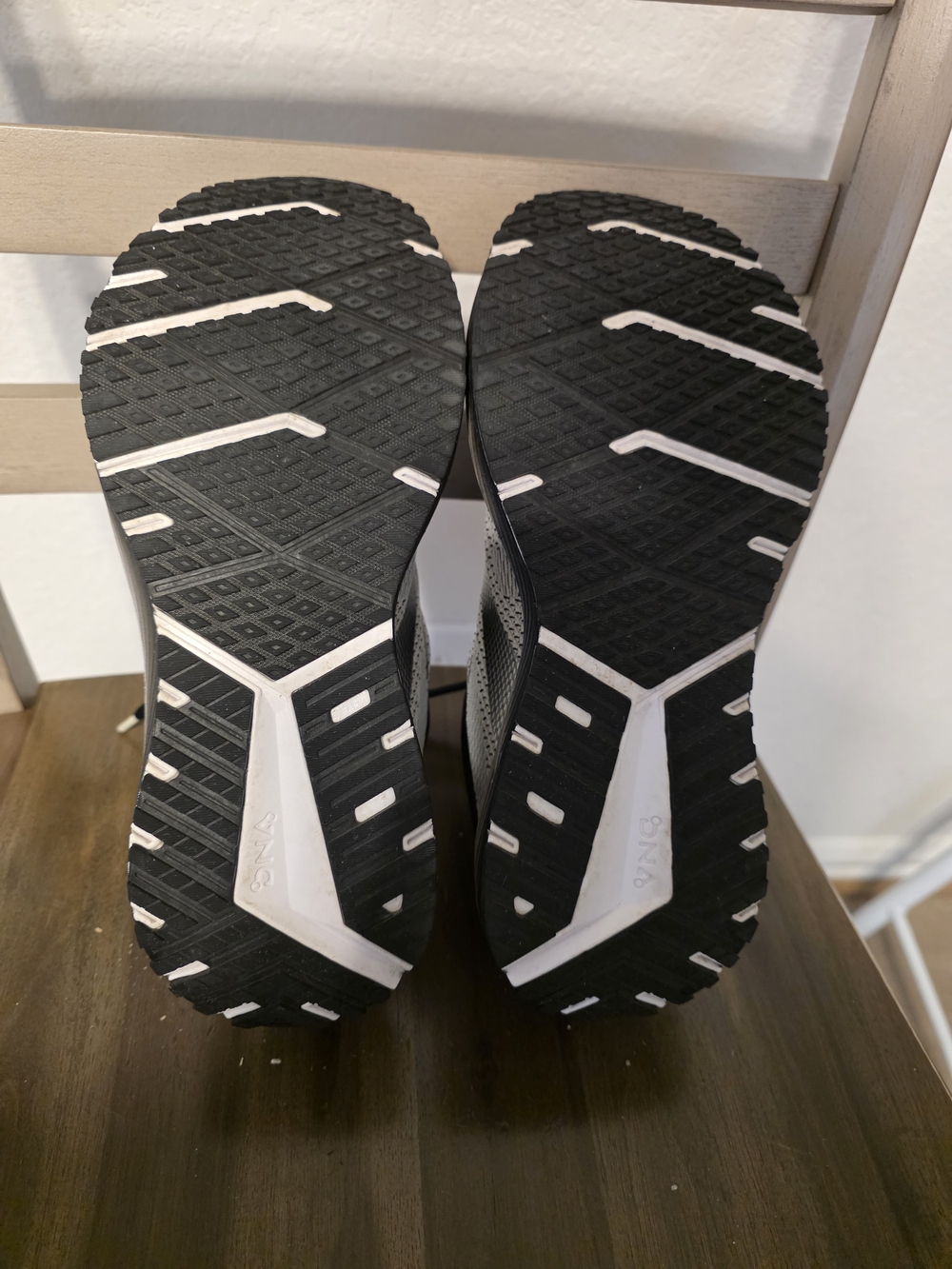 Brooks Revel 7 White and Black Performance Running Shoes - Picture 6 of 6